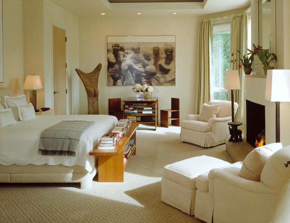 Пример оригинального дизайна: хозяйская спальня в стиле неоклассика (современная классика) с бежевыми стенами и ковровым покрытием