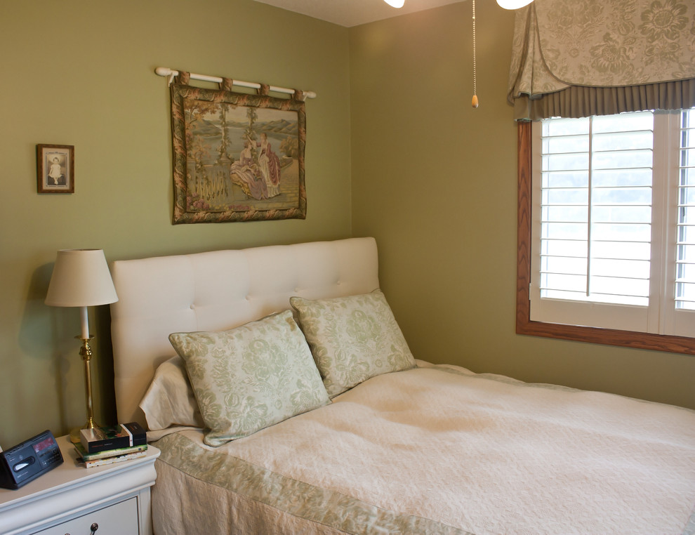 Пример оригинального дизайна: спальня в классическом стиле с зелеными стенами и ковровым покрытием