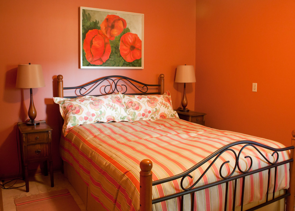 На фото: гостевая спальня (комната для гостей) в классическом стиле с оранжевыми стенами
