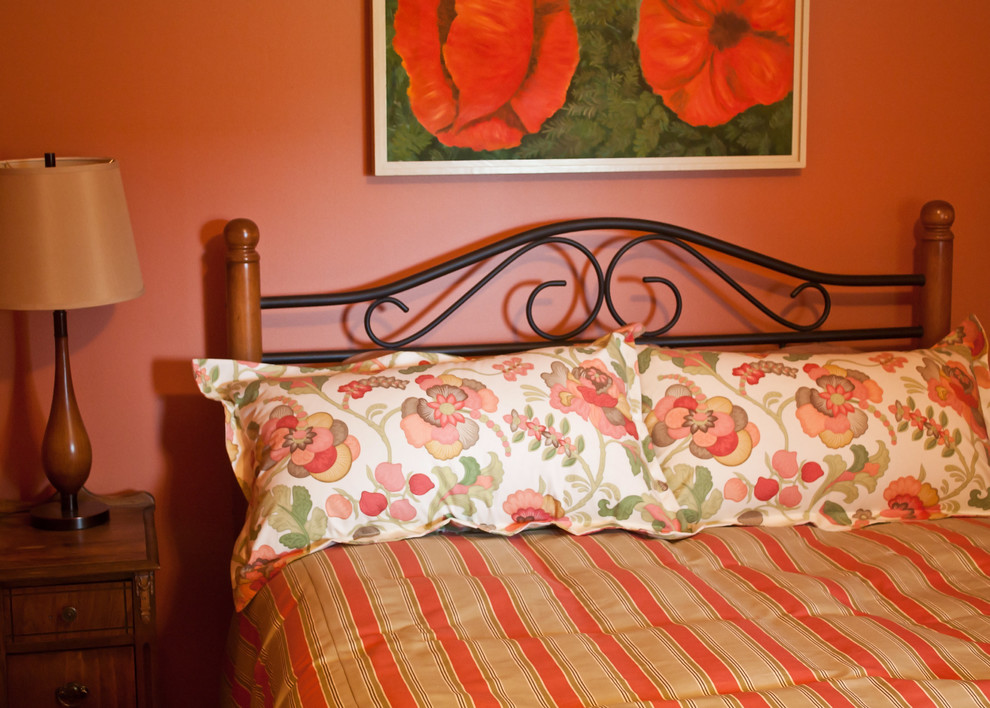 Idéer för vintage gästrum, med orange väggar