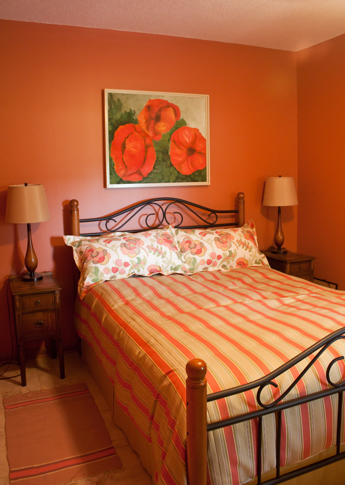 Inspiration pour une chambre d'amis traditionnelle avec un mur orange et un sol en vinyl.