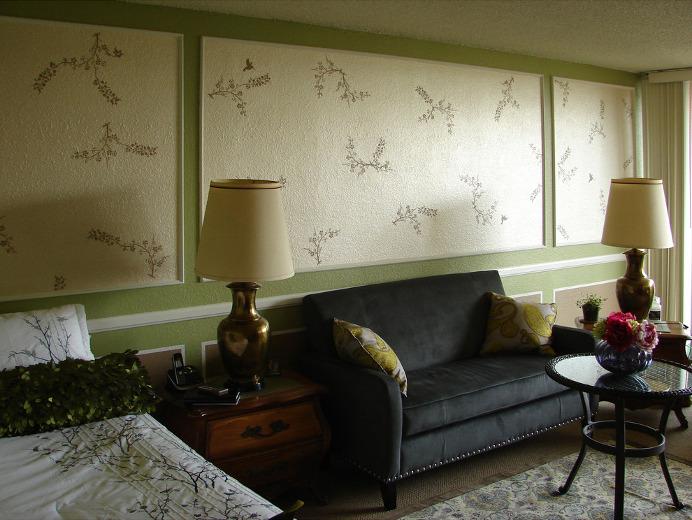 Свежая идея для дизайна: маленькая гостевая спальня (комната для гостей) в классическом стиле с зелеными стенами, ковровым покрытием и коричневым полом без камина для на участке и в саду - отличное фото интерьера