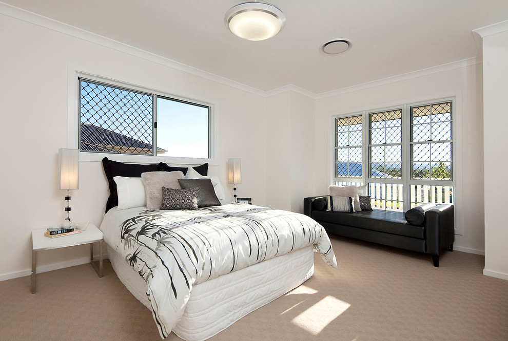 Klassisches Schlafzimmer mit beiger Wandfarbe und Teppichboden in Brisbane