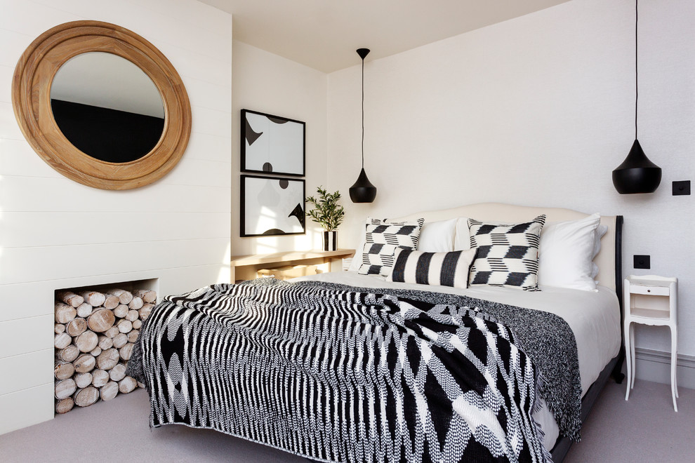 Idee per una camera da letto moderna con pareti bianche, camino classico e pavimento grigio