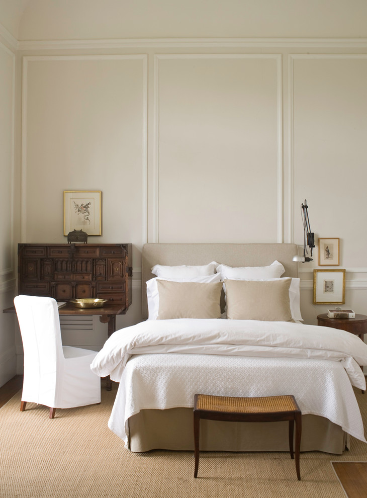 ニューヨークにあるヴィクトリアン調のおしゃれな主寝室 (ベージュの壁、濃色無垢フローリング、グレーとクリーム色)
