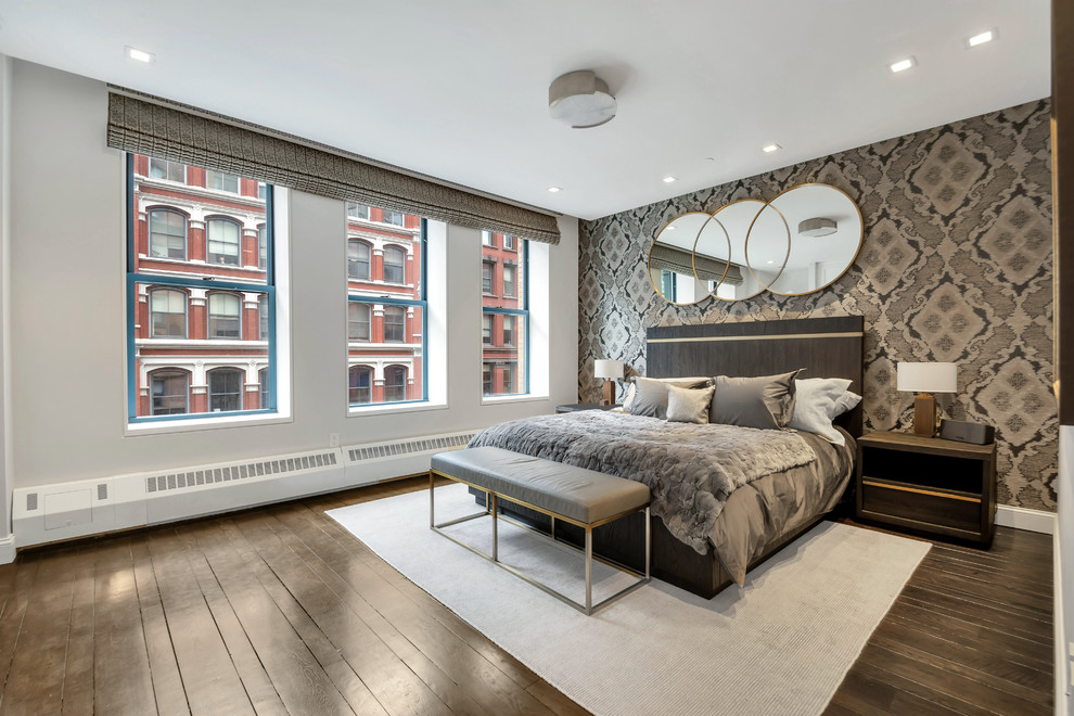Стильный дизайн: большая хозяйская спальня в стиле неоклассика (современная классика) с серыми стенами, темным паркетным полом и коричневым полом - последний тренд