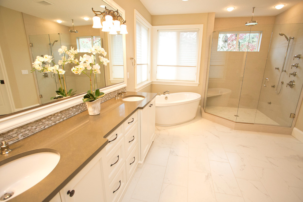 ポートランドにある高級な広いトランジショナルスタイルのおしゃれな浴室 (磁器タイルの床) の写真