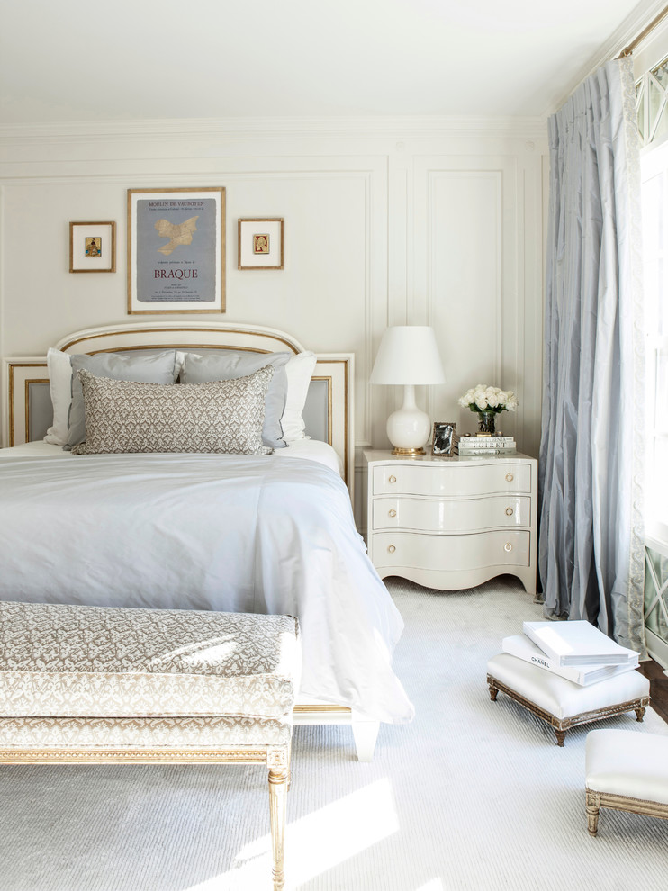 Idéer för vintage sovrum, med vita väggar och heltäckningsmatta