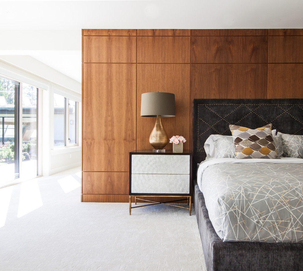 Modernes Hauptschlafzimmer mit weißer Wandfarbe, Teppichboden und grauem Boden in Vancouver