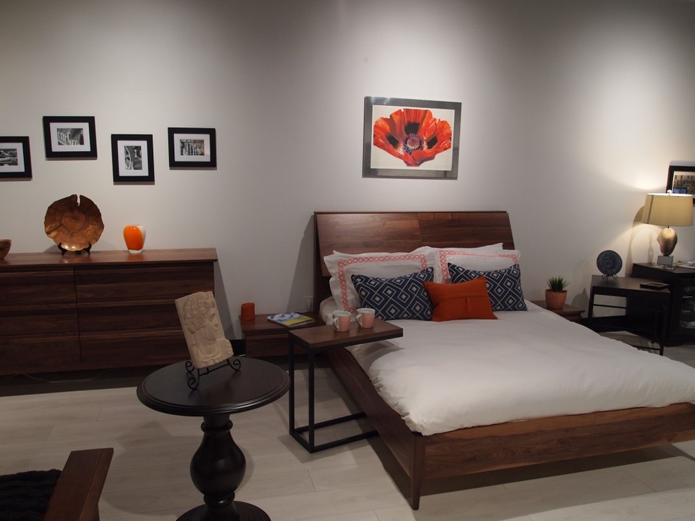 Immagine di una camera da letto stile loft moderna con pareti bianche e parquet chiaro