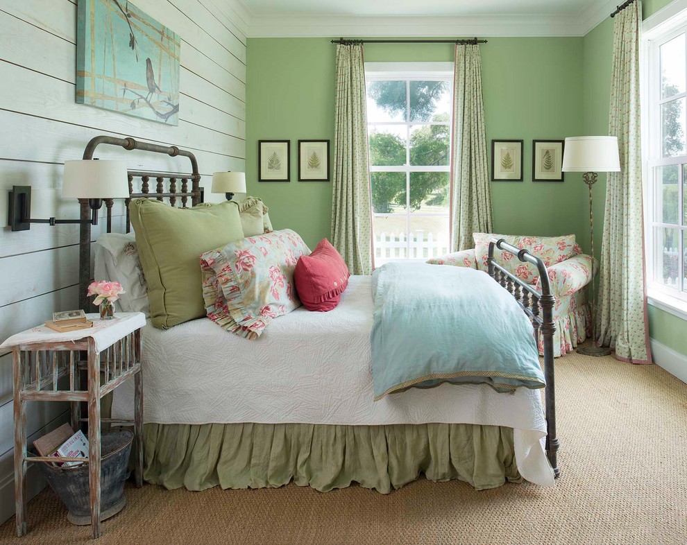 Источник вдохновения для домашнего уюта: спальня в стиле кантри с зелеными стенами, ковровым покрытием и бежевым полом без камина