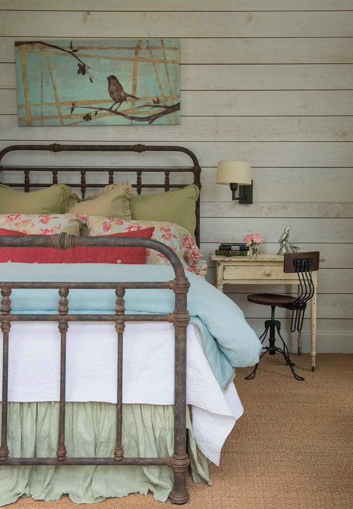 Источник вдохновения для домашнего уюта: спальня в стиле кантри с белыми стенами и ковровым покрытием