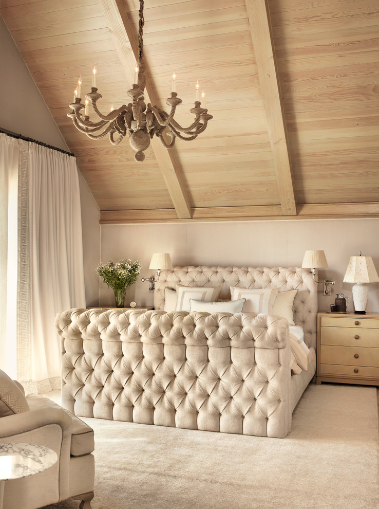 Ejemplo de dormitorio principal campestre con paredes beige