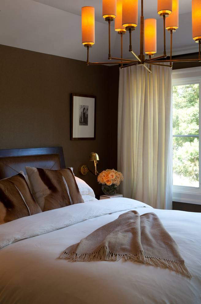 Ejemplo de habitación de invitados contemporánea de tamaño medio sin chimenea con paredes marrones