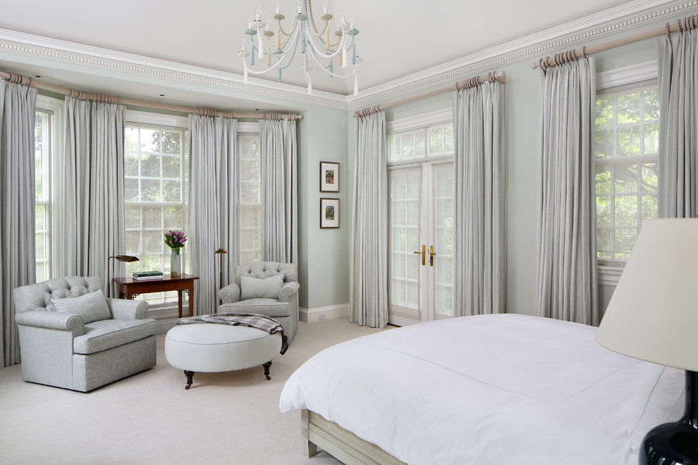 Пример оригинального дизайна: спальня в классическом стиле с ковровым покрытием