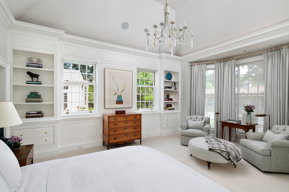 Modelo de dormitorio principal clásico con moqueta y suelo beige