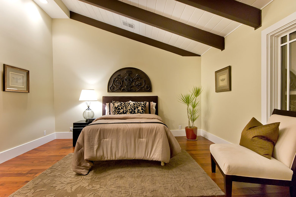 Bild på ett funkis sovrum, med beige väggar och mellanmörkt trägolv
