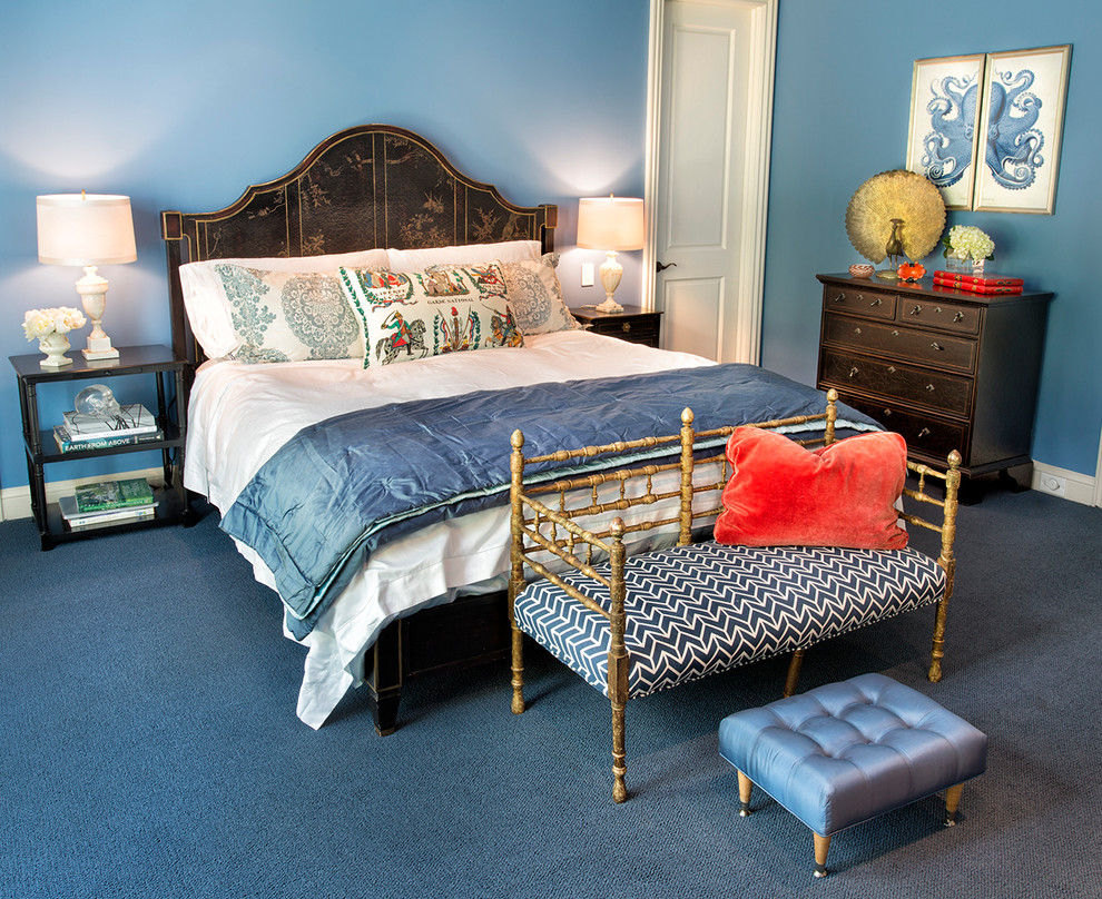 Klassisches Schlafzimmer mit blauer Wandfarbe und blauem Boden in Los Angeles