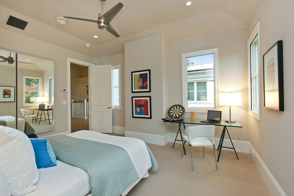 Foto de dormitorio clásico renovado con paredes grises y con escritorio