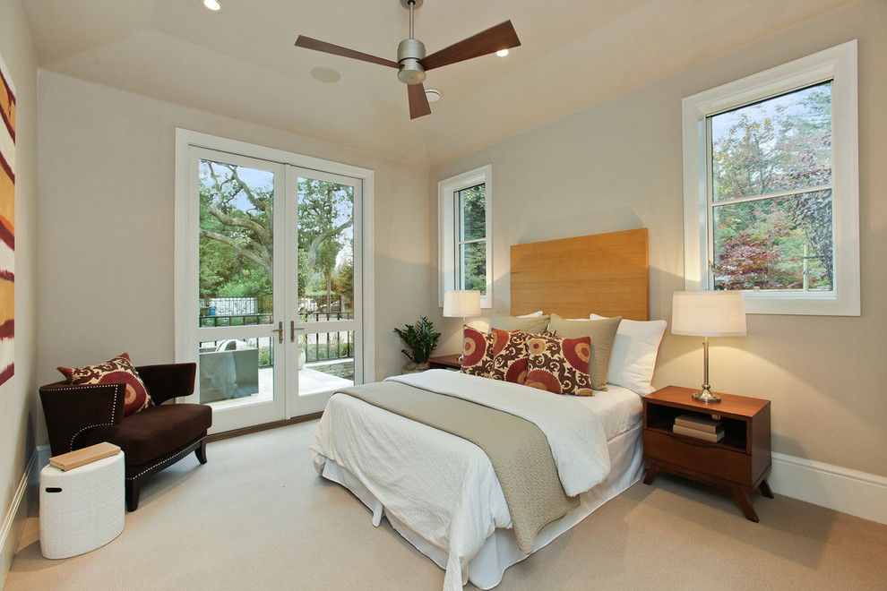 Стильный дизайн: спальня в стиле неоклассика (современная классика) с серыми стенами без камина - последний тренд