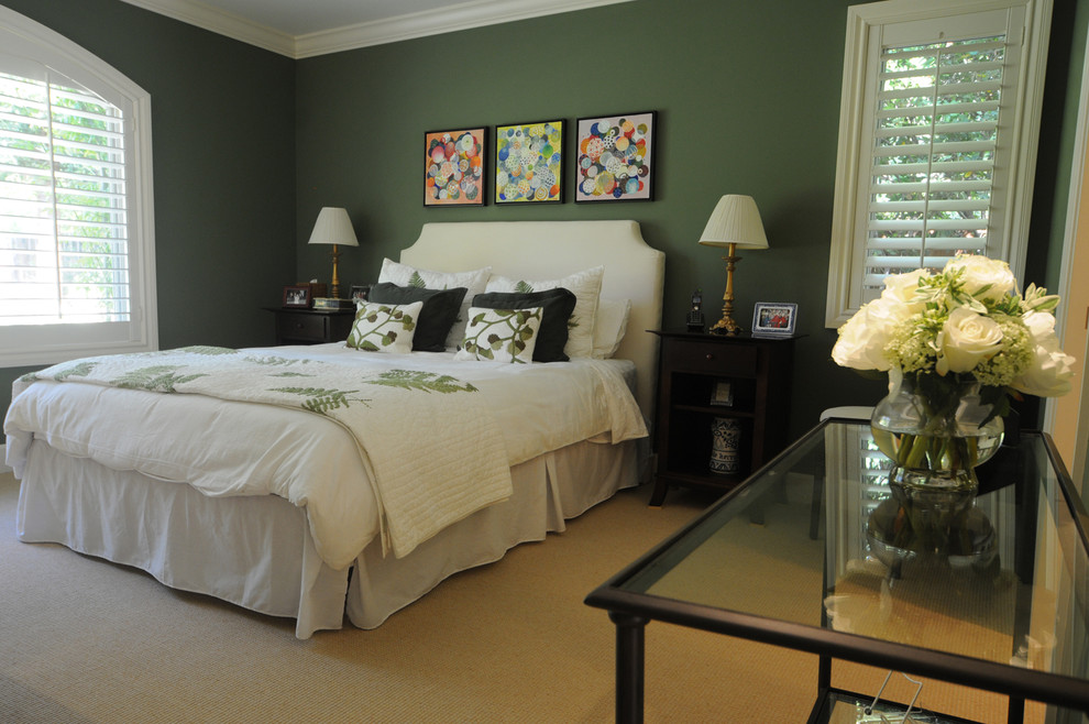 Источник вдохновения для домашнего уюта: маленькая гостевая спальня (комната для гостей) в классическом стиле с зелеными стенами и темным паркетным полом для на участке и в саду