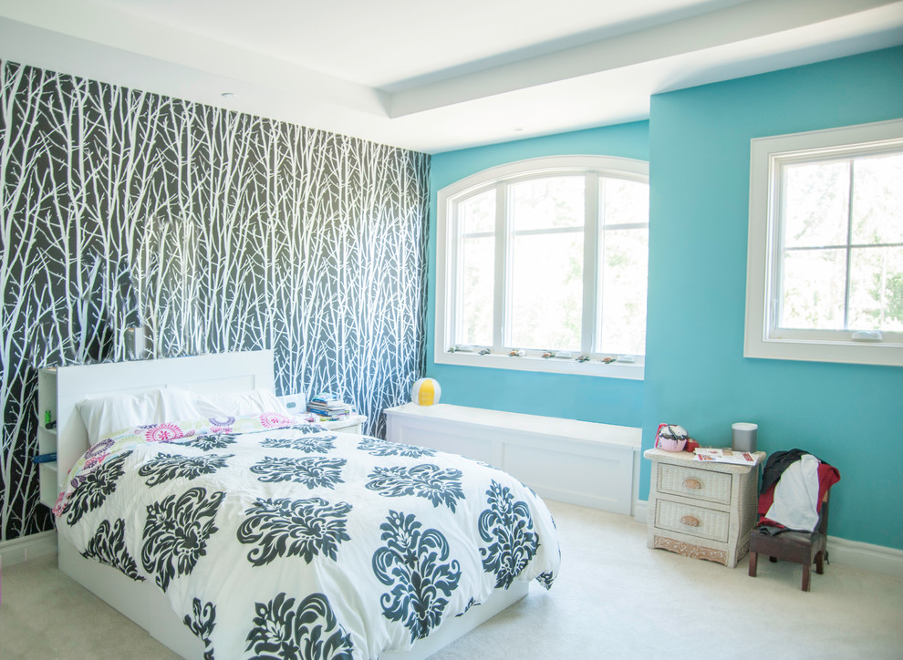 Idées déco pour une chambre contemporaine de taille moyenne avec un mur bleu, aucune cheminée et un sol gris.