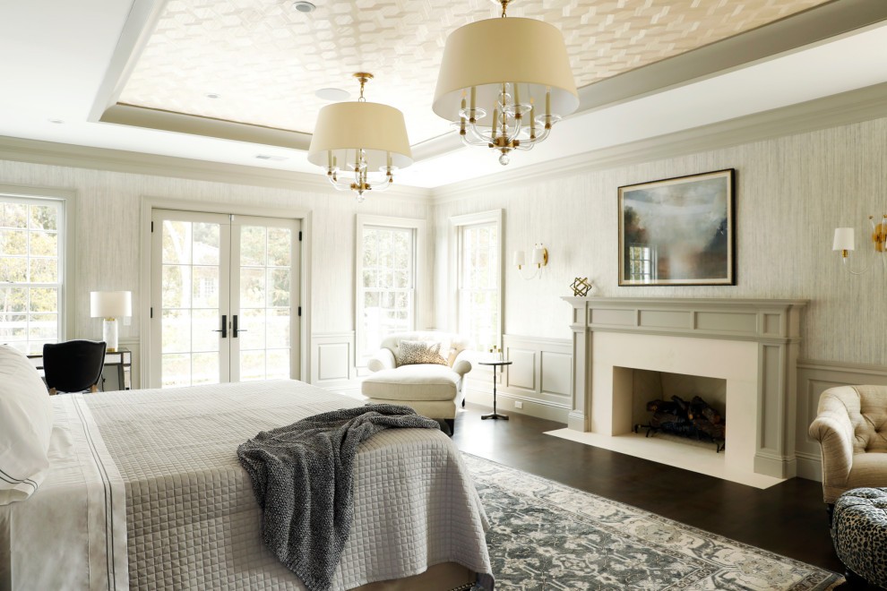 Источник вдохновения для домашнего уюта: спальня в классическом стиле с панелями на стенах