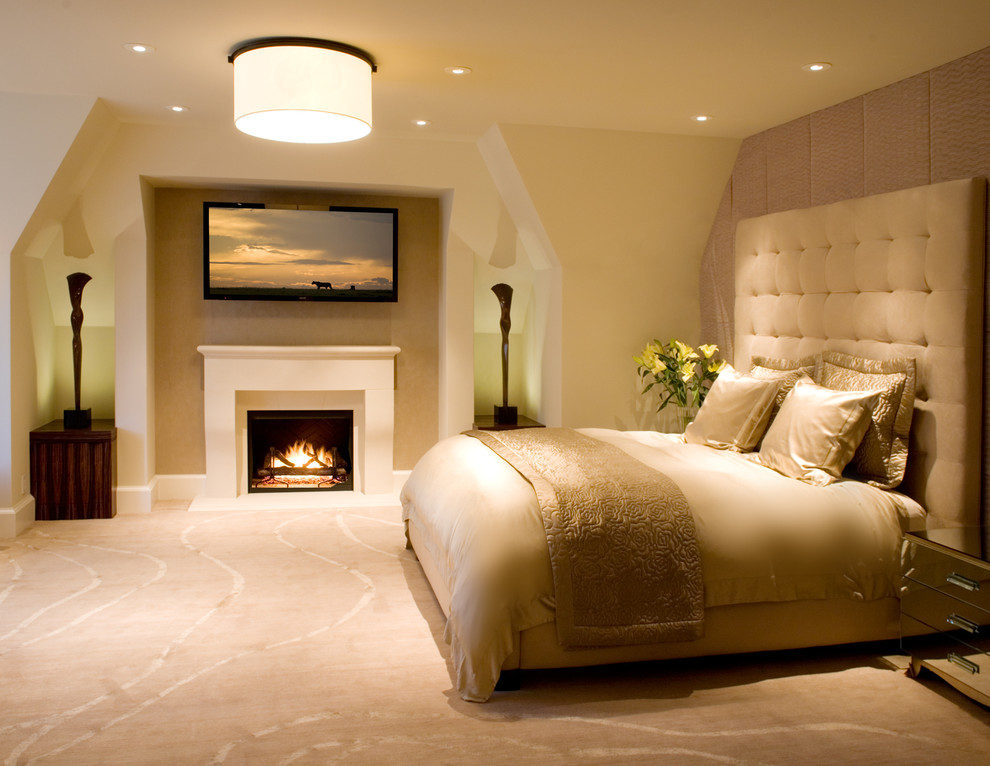 サンフランシスコにある中くらいなトランジショナルスタイルのおしゃれな主寝室 (ベージュの壁、カーペット敷き、標準型暖炉) のインテリア