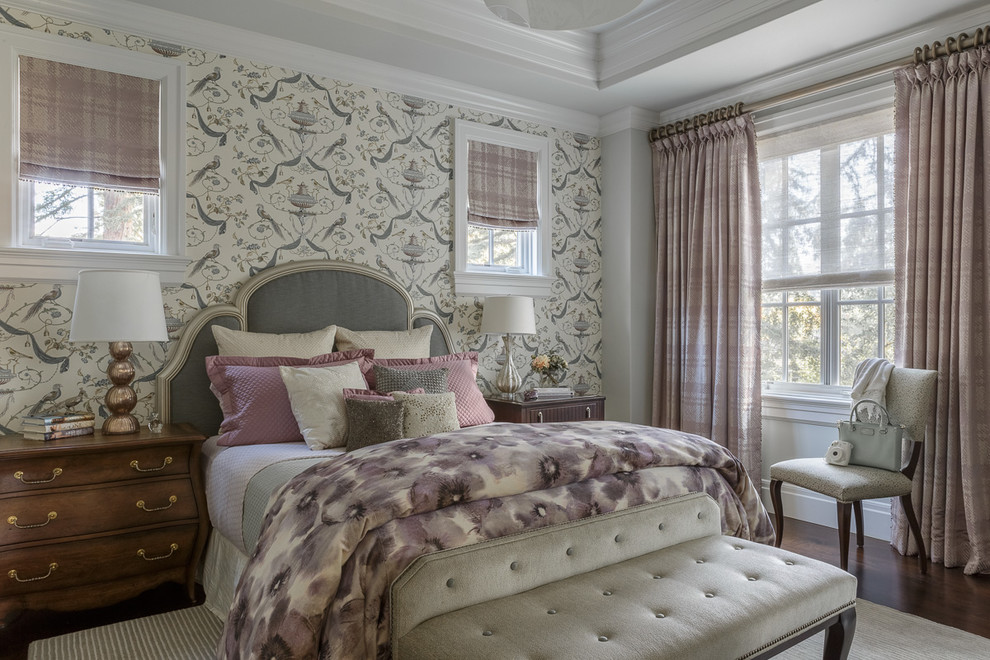 На фото: гостевая спальня среднего размера, (комната для гостей) в классическом стиле с серыми стенами, темным паркетным полом и коричневым полом без камина с