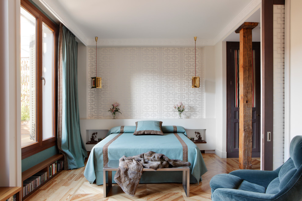Mittelgroßes Klassisches Hauptschlafzimmer ohne Kamin mit weißer Wandfarbe und braunem Holzboden in Madrid