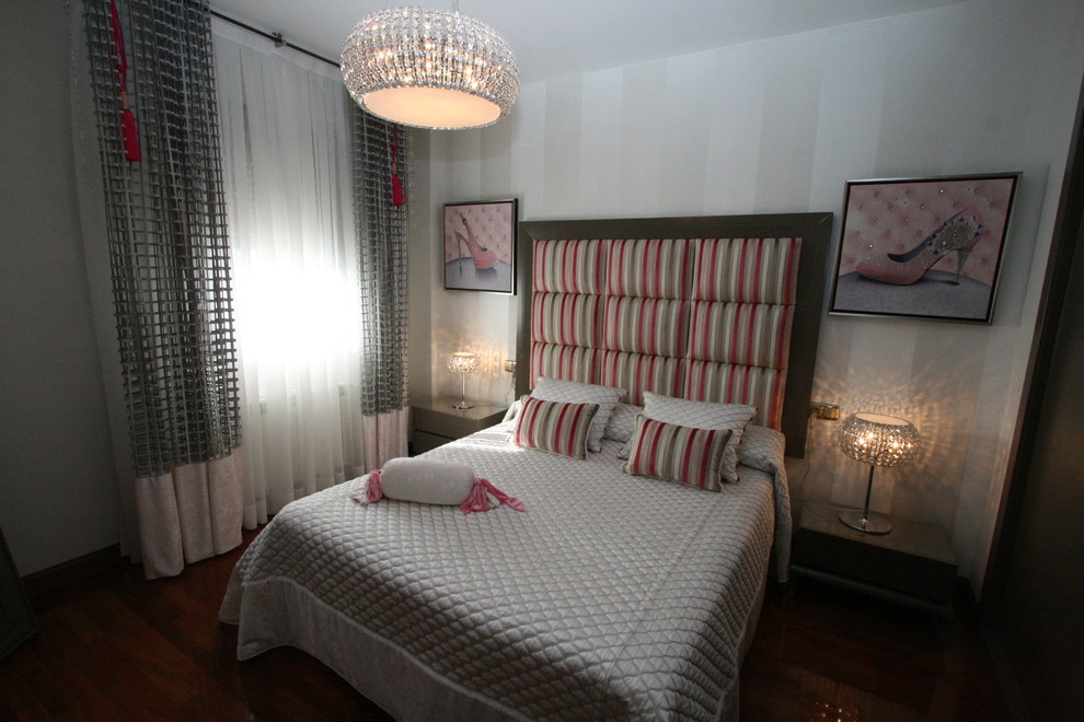 Ejemplo de dormitorio principal clásico renovado de tamaño medio sin chimenea con paredes blancas y suelo de madera oscura