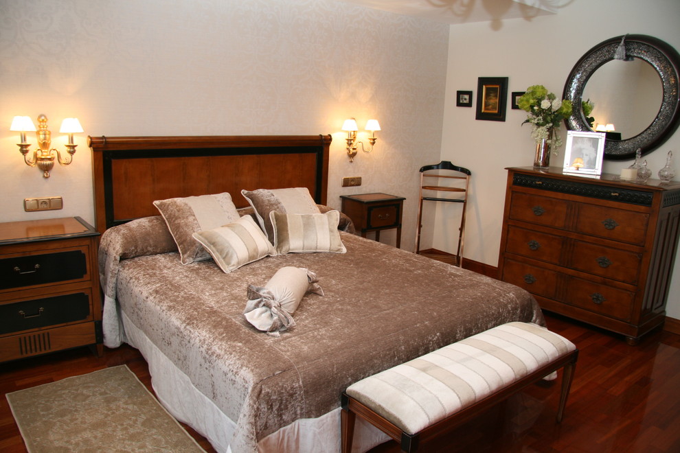 Foto de dormitorio principal tradicional renovado grande sin chimenea con paredes blancas y suelo de madera oscura