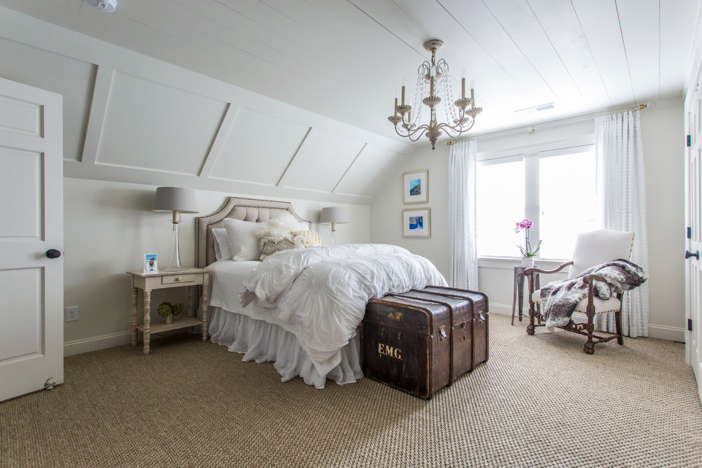 アトランタにある中くらいなカントリー風のおしゃれな客用寝室 (白い壁、カーペット敷き、勾配天井)