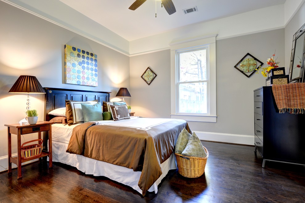 アトランタにあるトラディショナルスタイルのおしゃれな寝室 (グレーの壁、濃色無垢フローリング) のレイアウト