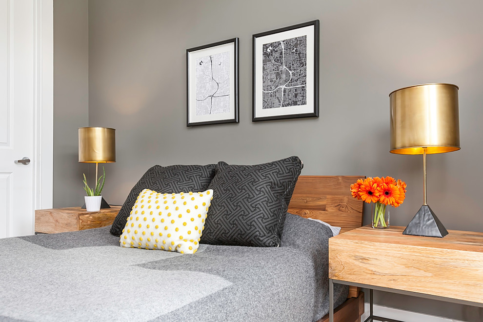 Mittelgroßes Modernes Schlafzimmer ohne Kamin mit grauer Wandfarbe und hellem Holzboden in Los Angeles