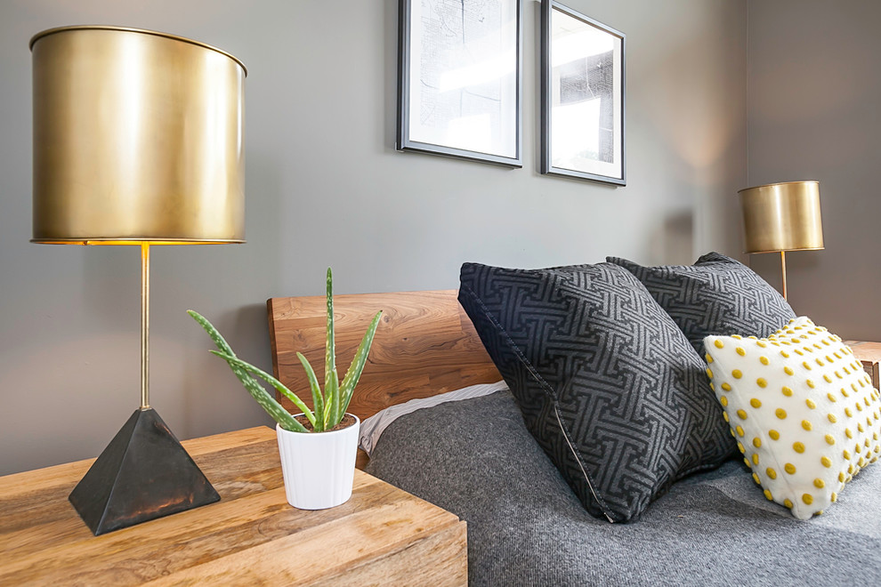 Mittelgroßes Modernes Schlafzimmer ohne Kamin, im Loft-Style mit grauer Wandfarbe und hellem Holzboden in Los Angeles
