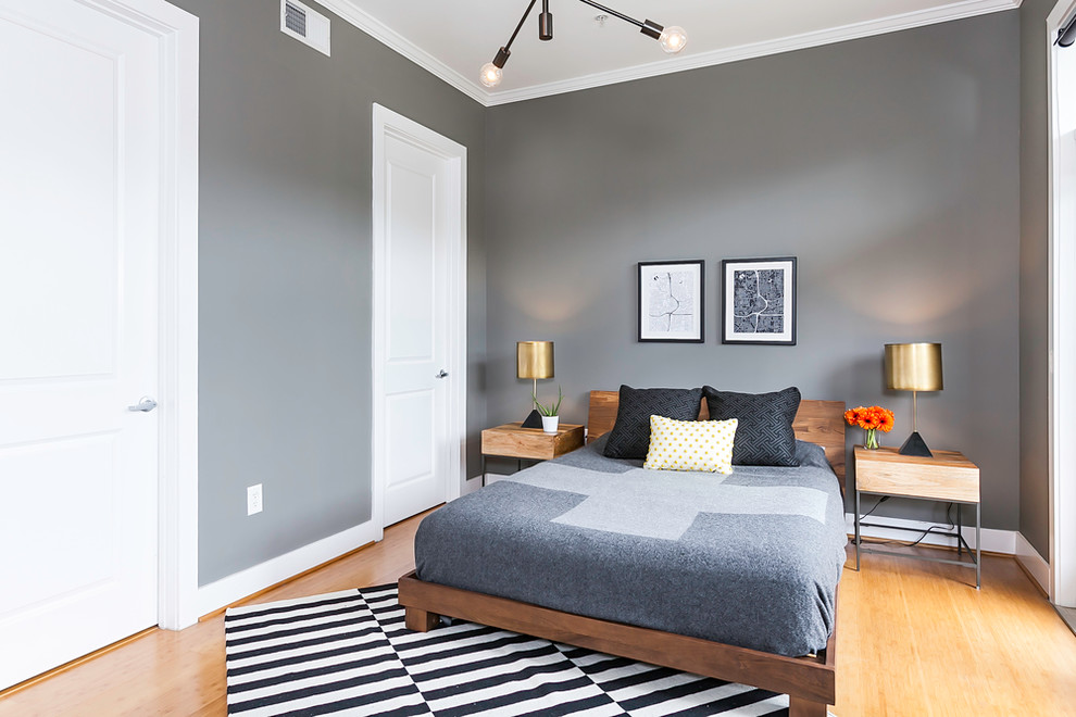 Idéer för att renovera ett mellanstort funkis sovloft, med grå väggar och ljust trägolv