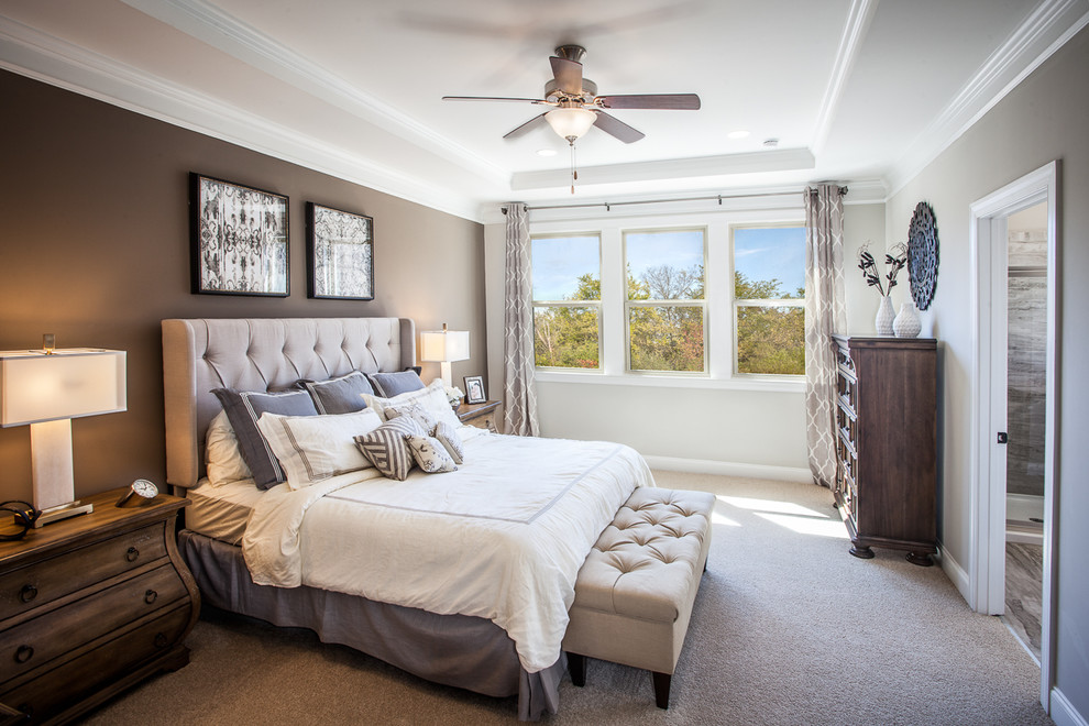 Country Hauptschlafzimmer ohne Kamin mit brauner Wandfarbe und Teppichboden in Atlanta