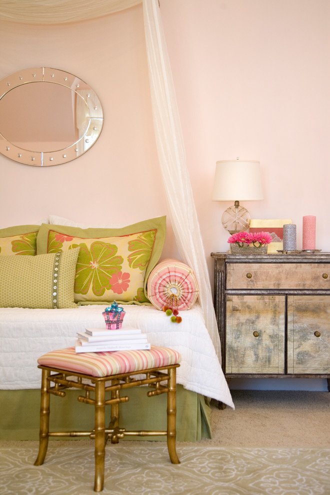 Ispirazione per una grande camera degli ospiti classica con pareti rosa, moquette e pavimento beige