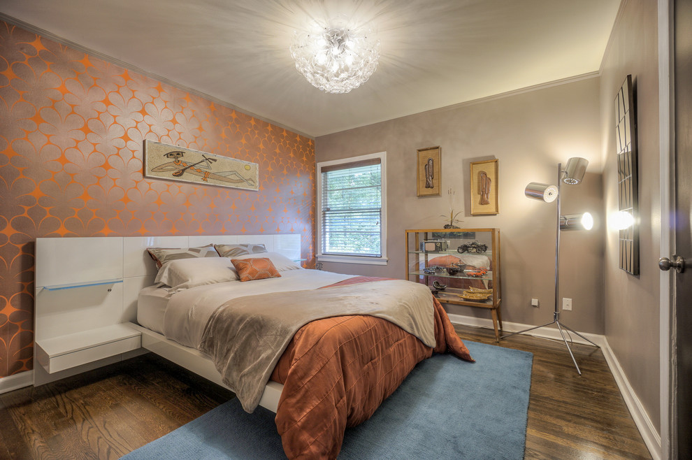 Kleines Modernes Schlafzimmer mit oranger Wandfarbe und dunklem Holzboden in Atlanta
