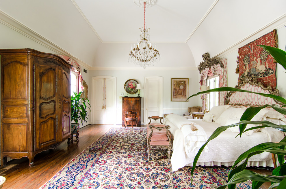 Klassisches Schlafzimmer mit weißer Wandfarbe und braunem Holzboden in Atlanta