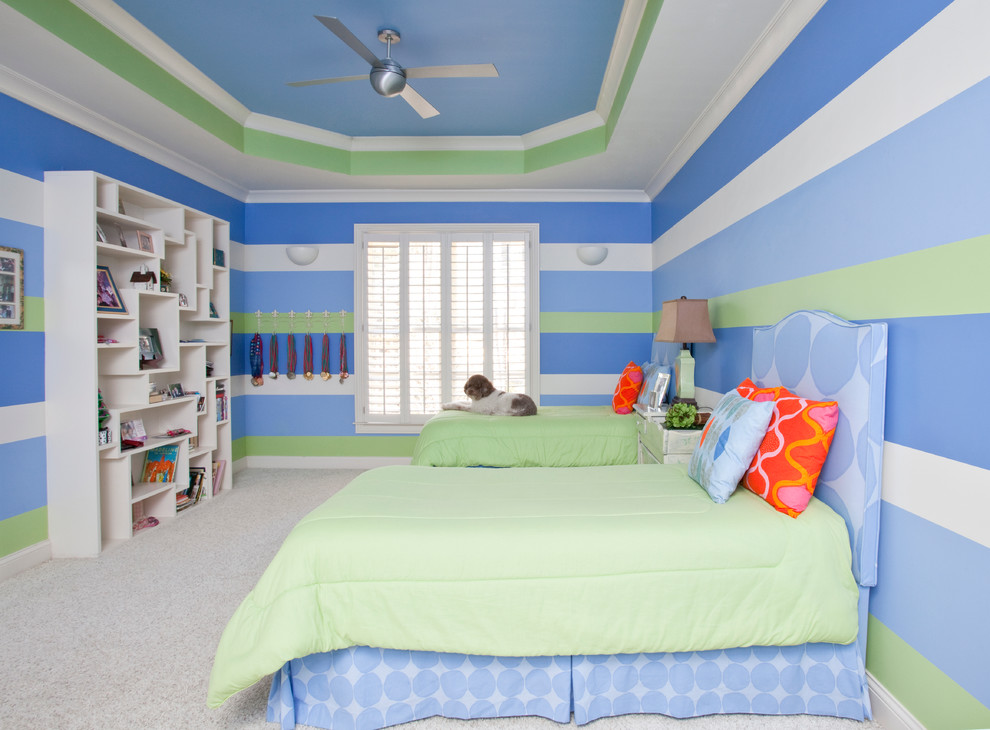 Свежая идея для дизайна: большая спальня в стиле модернизм с синими стенами и ковровым покрытием - отличное фото интерьера
