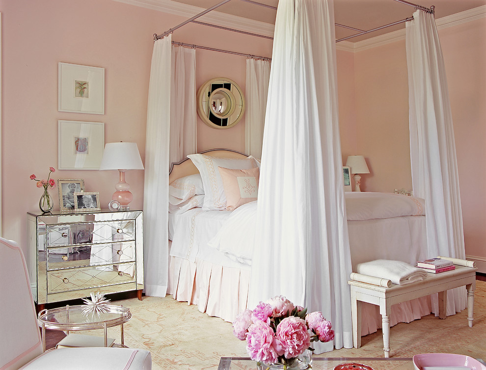 На фото: большая хозяйская спальня в стиле неоклассика (современная классика) с розовыми стенами и темным паркетным полом
