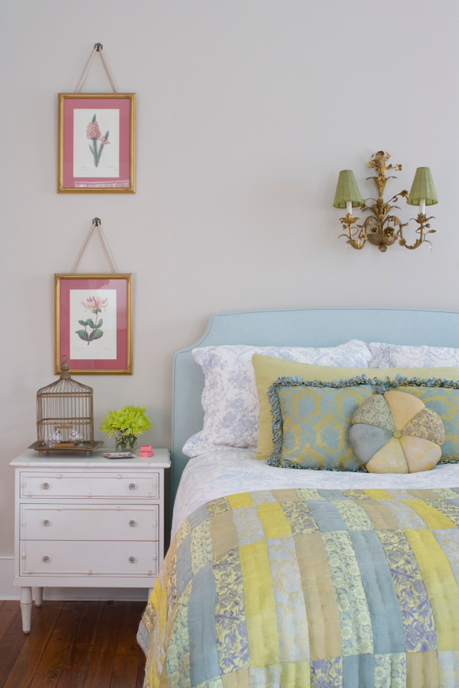 Свежая идея для дизайна: спальня в стиле шебби-шик с серыми стенами - отличное фото интерьера