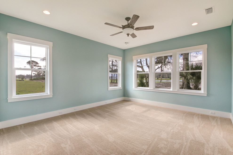 Mittelgroßes Maritimes Gästezimmer ohne Kamin mit blauer Wandfarbe, Teppichboden und beigem Boden in Jacksonville