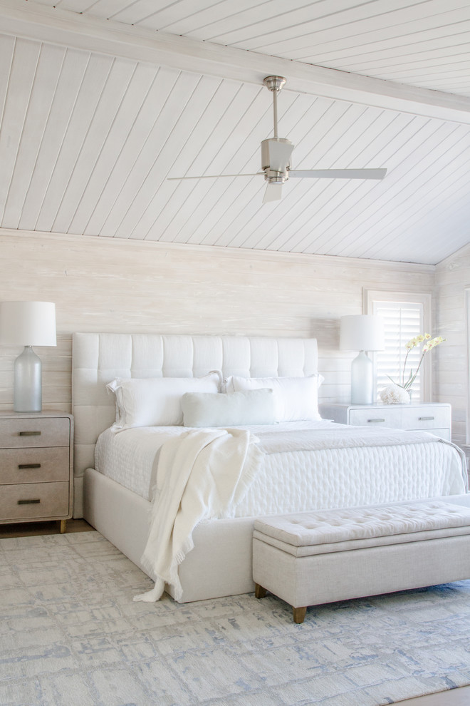 Ispirazione per una camera da letto stile marinaro con pareti beige e pavimento bianco