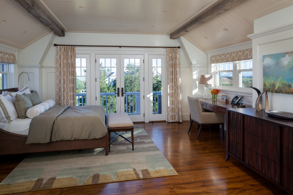 Immagine di una grande camera matrimoniale stile marinaro con pareti bianche e pavimento in legno massello medio