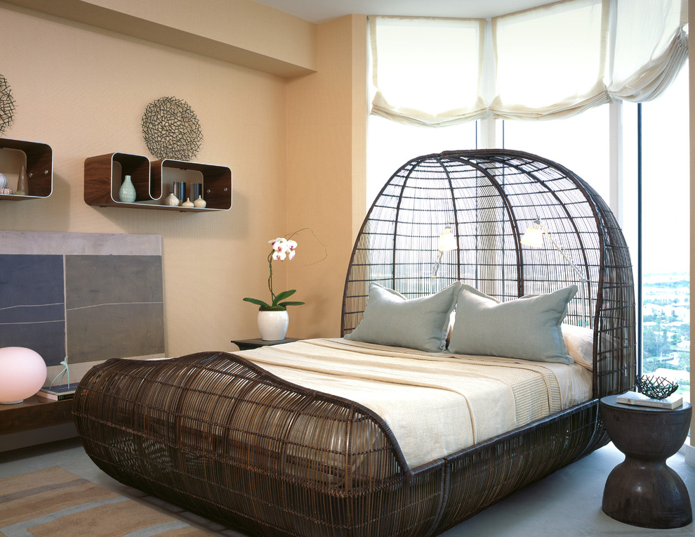 Свежая идея для дизайна: спальня в современном стиле с бежевыми стенами - отличное фото интерьера