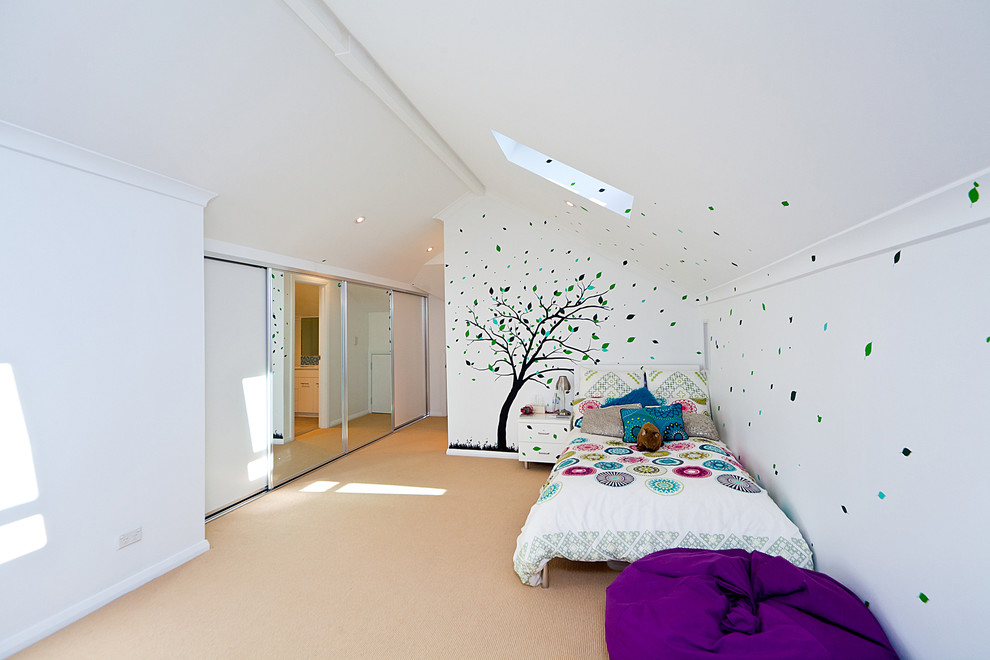 Esempio di una camera da letto design di medie dimensioni con pareti multicolore e moquette