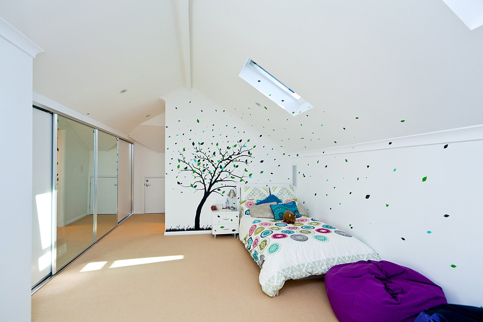 パースにある中くらいなコンテンポラリースタイルのおしゃれなロフト寝室 (白い壁、カーペット敷き)